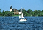 Auf der Müritz vor Schloss Klinck : Segelboot, Schloss, See